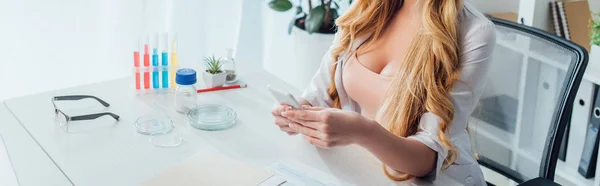 Tiro Panorámico Enfermera Sexy Bata Blanca Usando Teléfono Inteligente — Foto de Stock