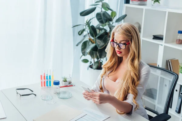 Sexy Verpleegster Witte Jas Bril Met Behulp Van Smartphone — Stockfoto