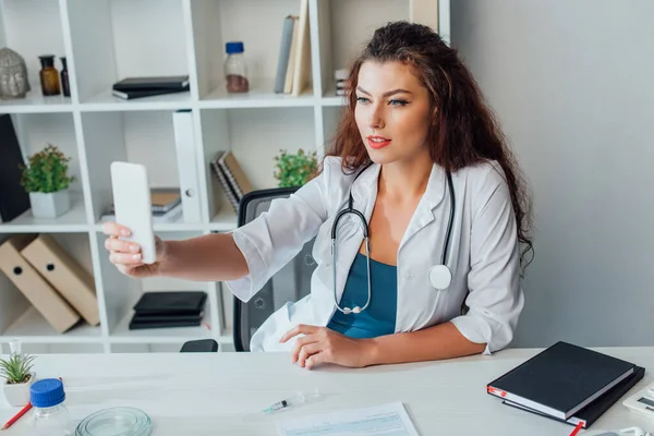 Szelektív Fókusz Göndör Szexi Nővér Selfie Klinikán — Stock Fotó