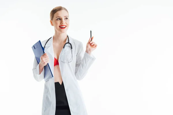Lächelnd Sexy Krankenschwester Mit Klemmbrett Und Stift Isoliert Auf Weiß — Stockfoto