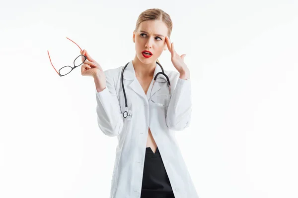 Enfermera Sexy Pensativa Sosteniendo Gafas Mirando Hacia Otro Lado Aislado — Foto de Stock