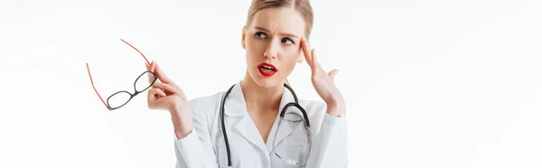 Panoramic Shot Pensive Sexy Nurse Holding Glasses Looking Away Isolated — Stock Photo, Image