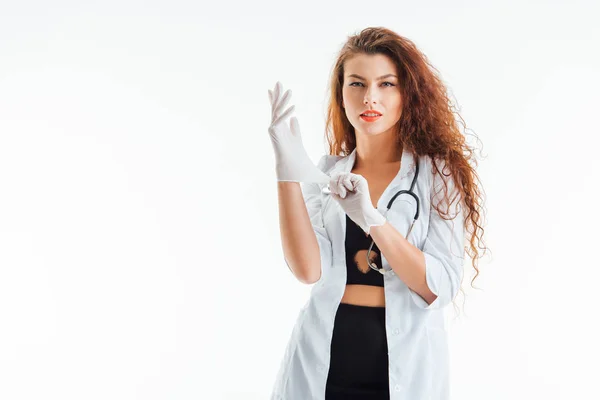 Sexy Krankenschwester Mit Latex Handschuhen Und Blick Die Kamera Isoliert — Stockfoto