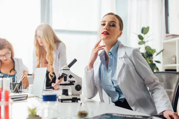 Selective Focus Beautiful Sexy Nurse Sitting Microscope Women — Stock Photo, Image