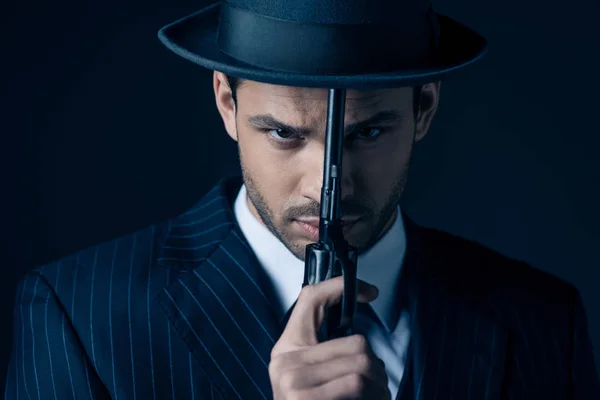 Retrato Gangster Segurando Arma Frente Cara Azul Escuro — Fotografia de Stock