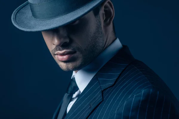Retrato Mafioso Sombrero Fieltro Sobre Fondo Azul Oscuro — Foto de Stock