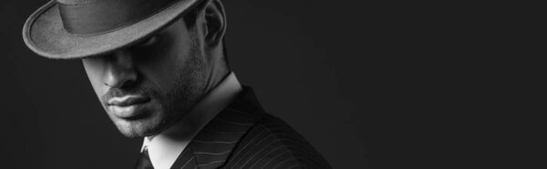 Монохромное изображение мафиози, изолированное на черном, панорамный снимок
