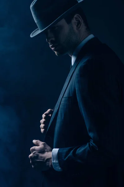 Side View Confident Mafioso Black Suit Felt Hat Dark Background — 스톡 사진
