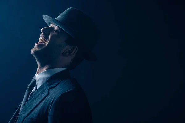 Μαφιόζος Κοστούμι Και Αισθάνθηκε Καπέλο Γελάει Σκούρο Φόντο — Φωτογραφία Αρχείου