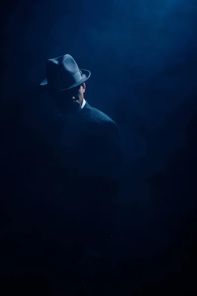 Silhueta Mafioso Terno Chapéu Sentido Fundo Azul Escuro — Fotografia de Stock