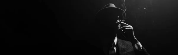 Monochromes Bild Der Mafioso Silhouette Rauchend Auf Schwarzem Hintergrund Panoramaaufnahme — Stockfoto
