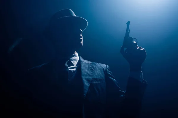 Tiefansicht Der Gangster Silhouette Mit Waffe Und Rauchen Auf Dunklem — Stockfoto