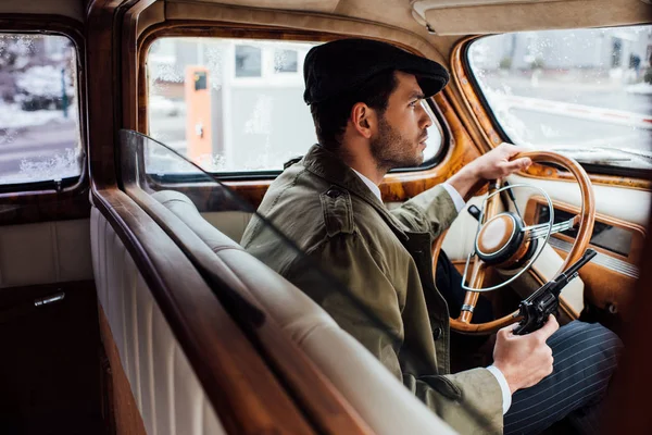 Selective Focus Mafioso Holding Gun Steering Wheel Car — Stock Photo, Image