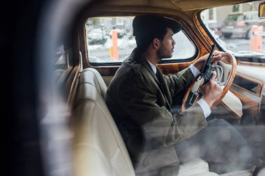Gangsterlerin silah taşıdığı ve direksiyonda direksiyon tuttuğu seçici odak
