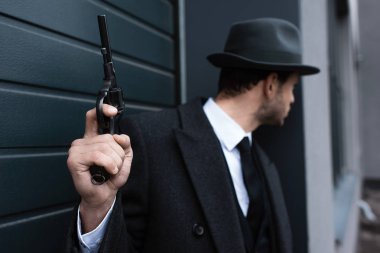 Sokakta elinde silah tutan mafyanın seçici odak noktası.