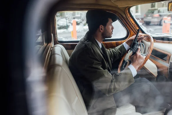 Επιλεκτική Εστίαση Του Όπλου Και Του Τιμονιού Γκάνγκστερ Στο Αυτοκίνητο — Φωτογραφία Αρχείου