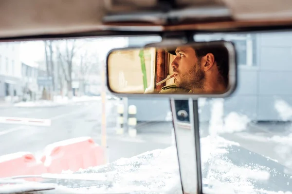 Enfoque Selectivo Reflexión Mafiosa Retrovisor Fumando Coche — Foto de Stock