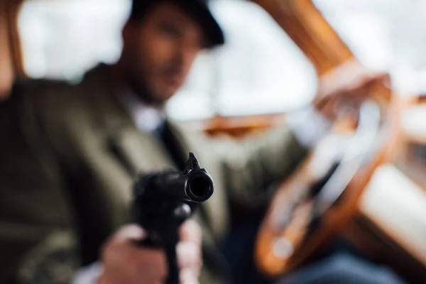 Foco Seletivo Mafioso Apontando Arma Enquanto Dirige Carro Retro — Fotografia de Stock