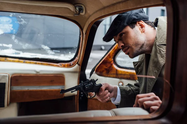 Foco Seletivo Mafioso Apontando Arma Olhando Para Carro Retro — Fotografia de Stock