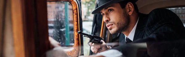 Selective Focus Gangster Sitting Ambush Gun Retro Car Panoramic Shot — Stock Photo, Image