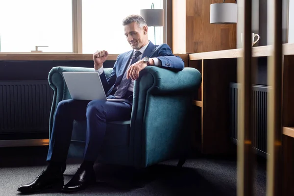 Homem Negócios Sorridente Terno Mostrando Sim Gesto Usando Laptop — Fotografia de Stock