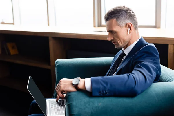 Side View Businessman Suit Earphones Using Laptop — Stock Photo, Image