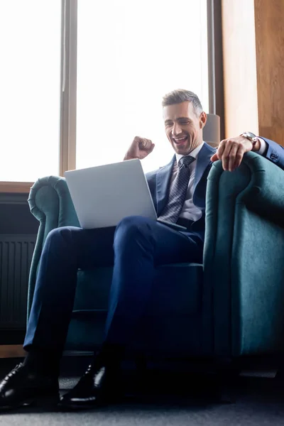 Low Angle View Businessman Suit Using Laptop Showing Yes Gesture — Stock Photo, Image