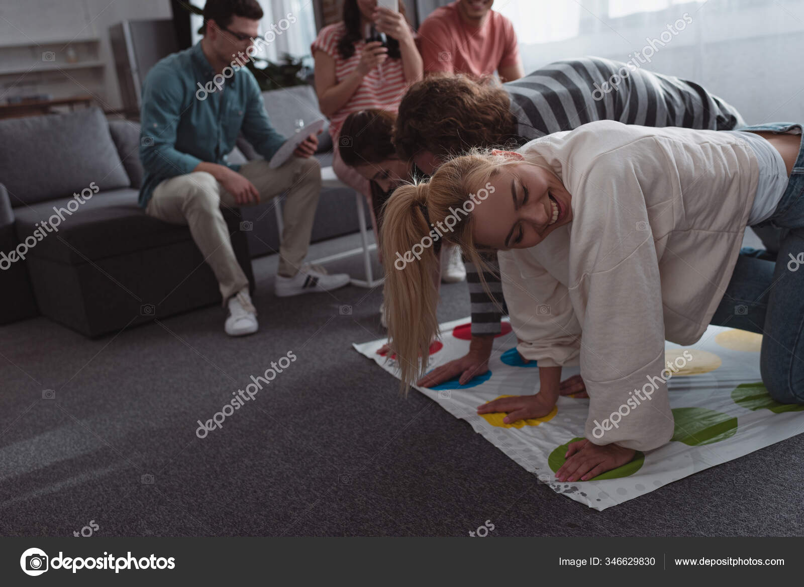 Kyiv Ucrania Enero 2020 Amigos Alegres Que Juegan Juego Torpe — Foto editorial de stock ...