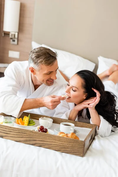 Sorrindo Namorado Alimentando Namorada Atraente Com Queijo Hotel — Fotografia de Stock