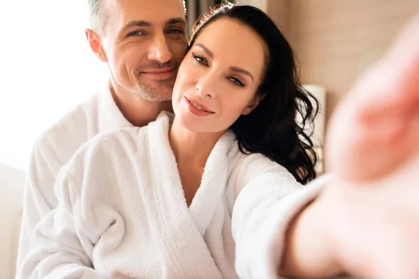 Selective Focus Smiling Girlfriend Taking Selfie Boyfriend Hotel — Stock Photo, Image