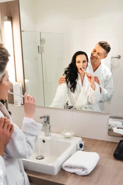 Selective Focus Boyfriend Hugging Smiling Girlfriend She Brushing Teeth Hotel — Stock Photo, Image