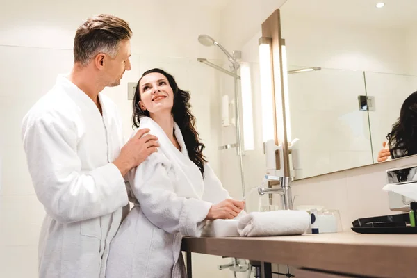 Novio Abrazando Sonriente Novia Con Cepillo Dientes Hotel — Foto de Stock