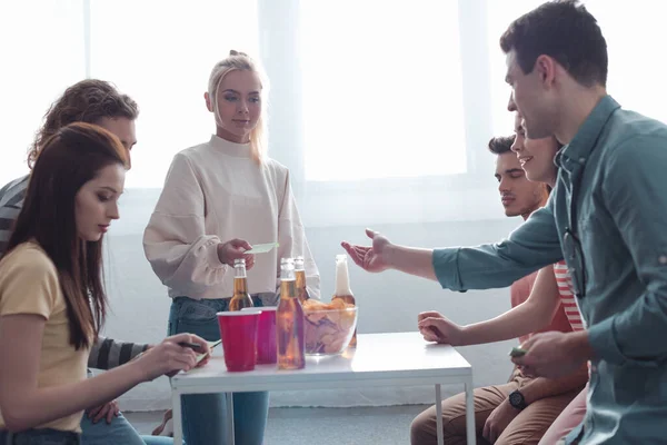 Genç Arkadaşlar Masada Içki Cips Yerken Isim Oyunu Oynuyorlar — Stok fotoğraf