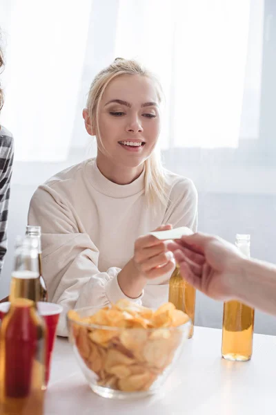 Recortado Vista Del Hombre Dando Nota Pegajosa Chica Sonriente Mientras — Foto de Stock