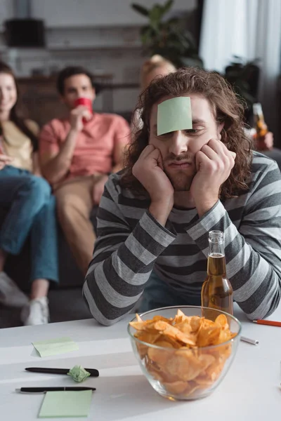 Selectieve Focus Van Verveelde Man Met Plakkerige Noot Voorhoofd Spelen — Stockfoto