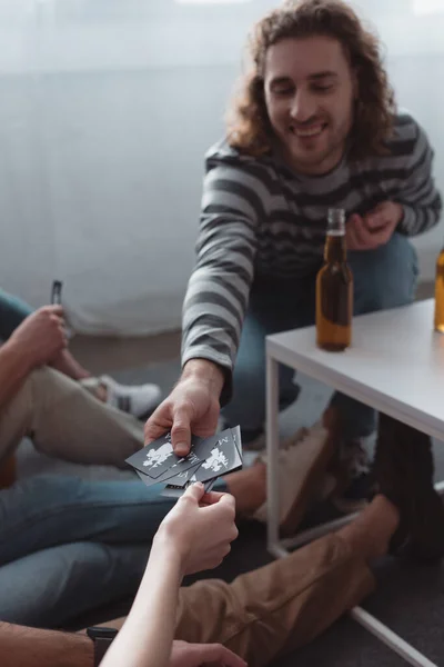우크라이나 키예프 2020 친구들 마피아 게임을 하면서 카드를 꺼내는 — 스톡 사진