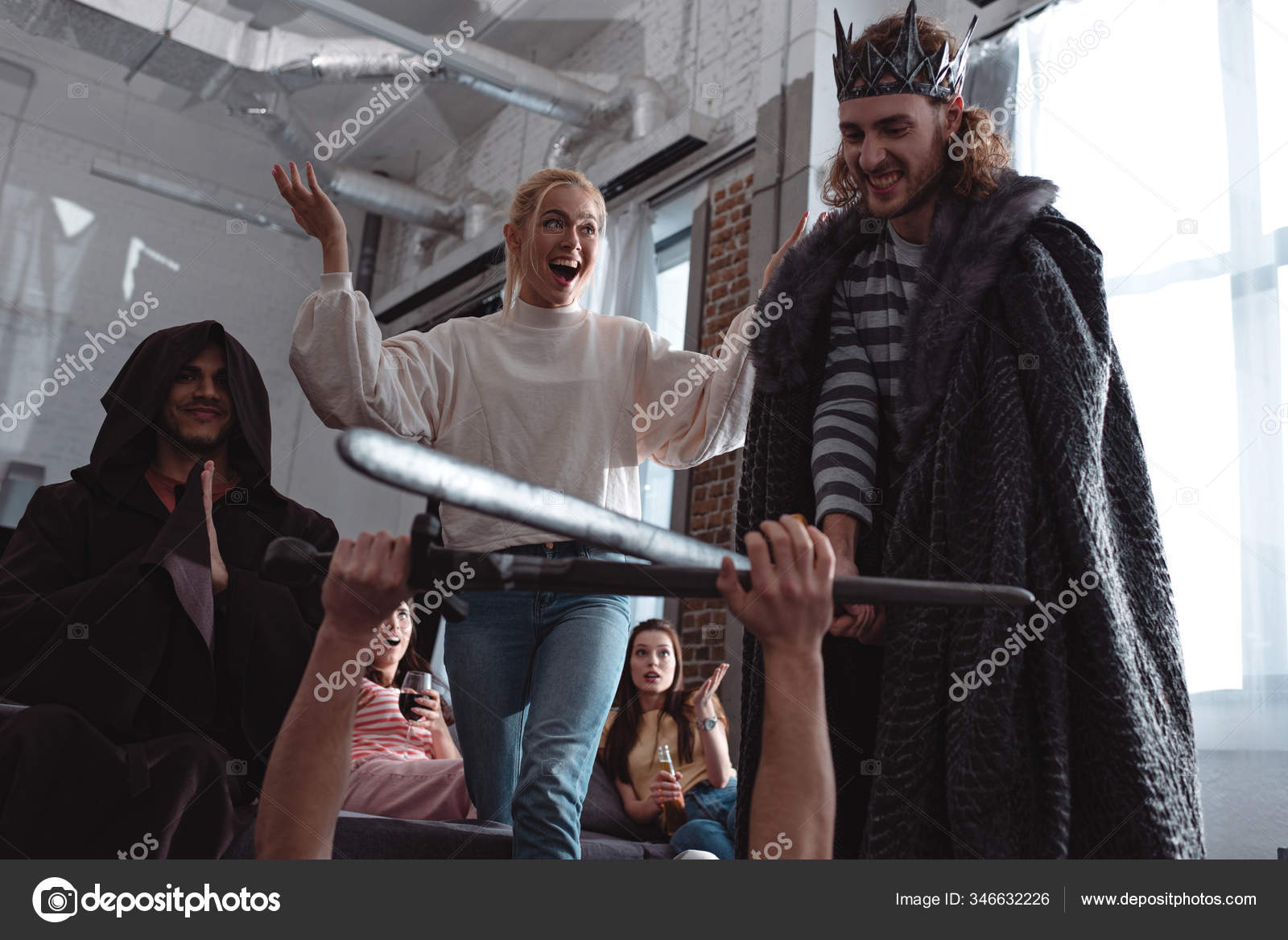 Mænd Kostume Konge Kæmper Med Ridder Med Legetøj Sværd Nærheden —  Stock-foto © VitalikRadko #346632226