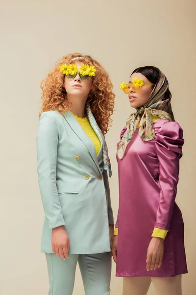 Chica Afroamericana Moda Mujer Pelirroja Gafas Sol Con Flores Posando — Foto de Stock