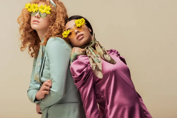 Menina Americana Africana Elegante Mulher Encaracolada Óculos Sol Com Flores — Fotografia de Stock