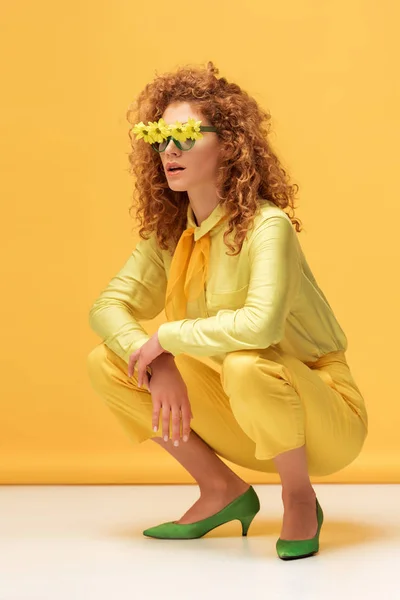 Mulher Ruiva Elegante Óculos Sol Com Flores Sentadas Amarelo — Fotografia de Stock