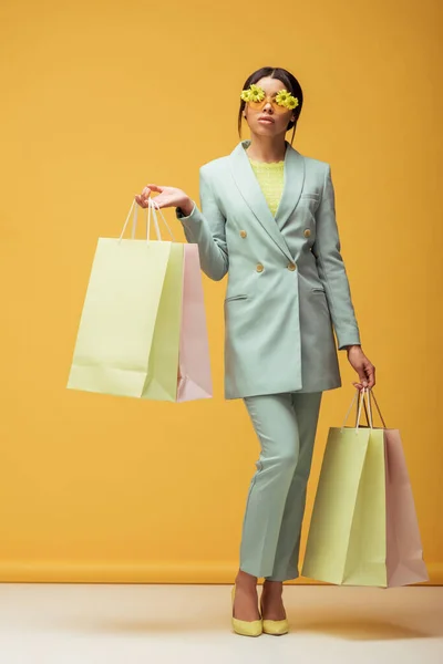 Attractive African American Girl Suit Sunglasses Flowers Holding Shopping Bags — Stock Photo, Image