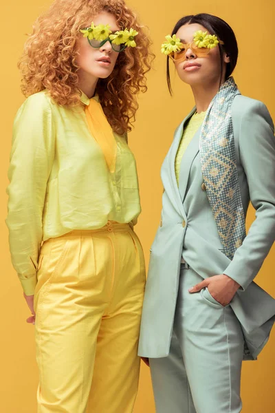 Mooie Multiculturele Vrouwen Zonnebril Met Bloemen Poseren Geïsoleerd Geel — Stockfoto