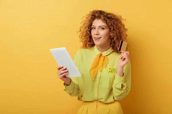 Alegre Pelirroja Chica Celebración Digital Tableta Tarjeta Crédito Amarillo — Foto de Stock