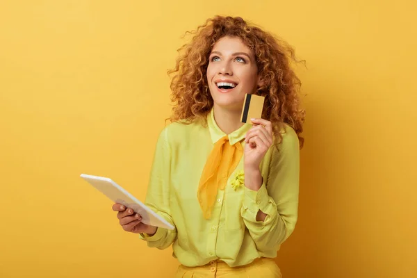 Junge Rothaarige Frau Mit Digitalem Tablet Und Kreditkarte Auf Gelb — Stockfoto