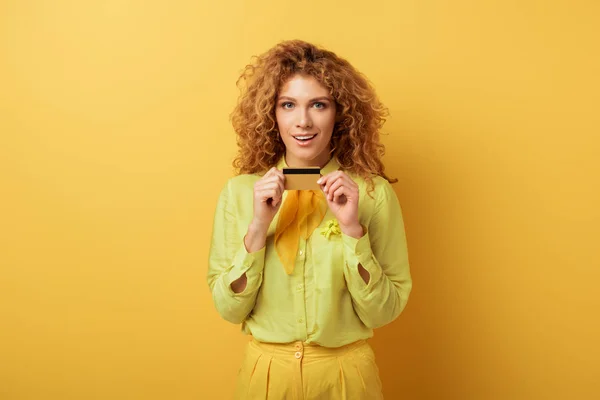 Positivo Ruiva Menina Segurando Cartão Crédito Amarelo — Fotografia de Stock