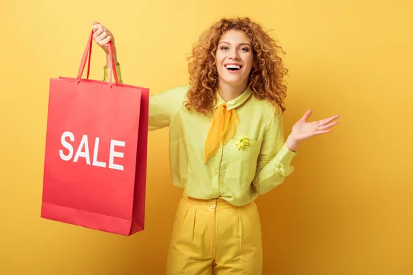 Donna Rossa Allegra Che Tiene Borsa Della Spesa Con Scritte — Foto Stock