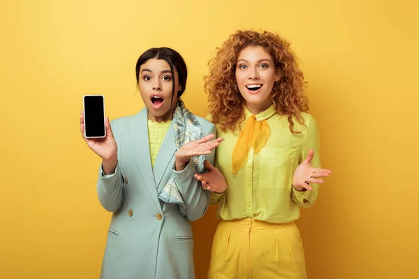 Chocado Africano Americano Menina Segurando Smartphone Com Tela Branco Perto — Fotografia de Stock