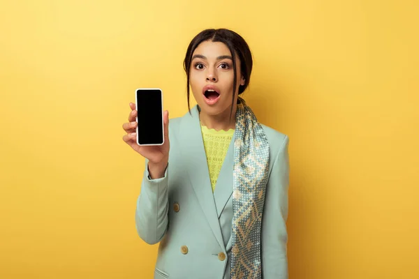 Shocked African American Girl Holding Smartphone Blank Screen Yellow — Stock Photo, Image