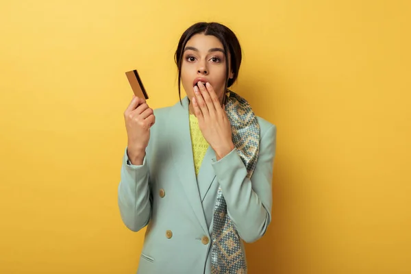 Chica Afroamericana Sorprendida Mirando Cámara Cubriendo Boca Mientras Sostiene Tarjeta — Foto de Stock