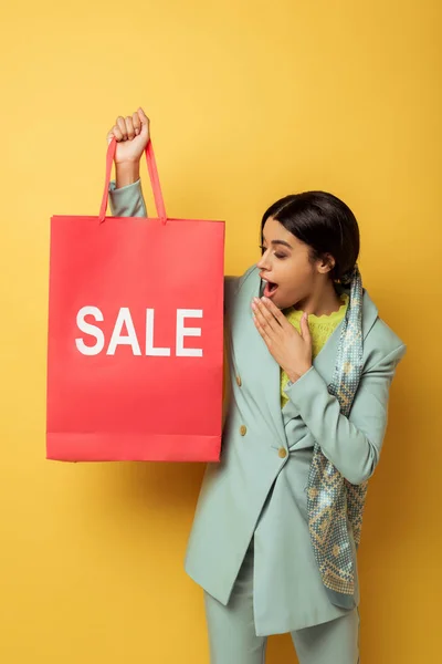 Chica Afroamericana Sorprendida Mirando Bolso Compras Con Letras Venta Amarillo — Foto de Stock